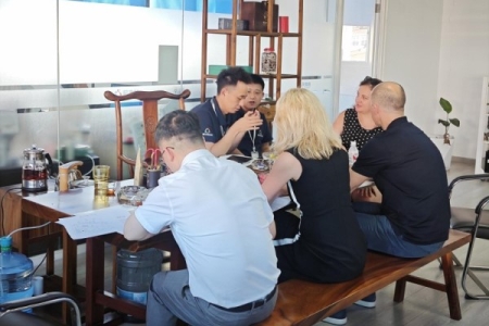 国外客户莅临我司考察，深化外贸交流与合作